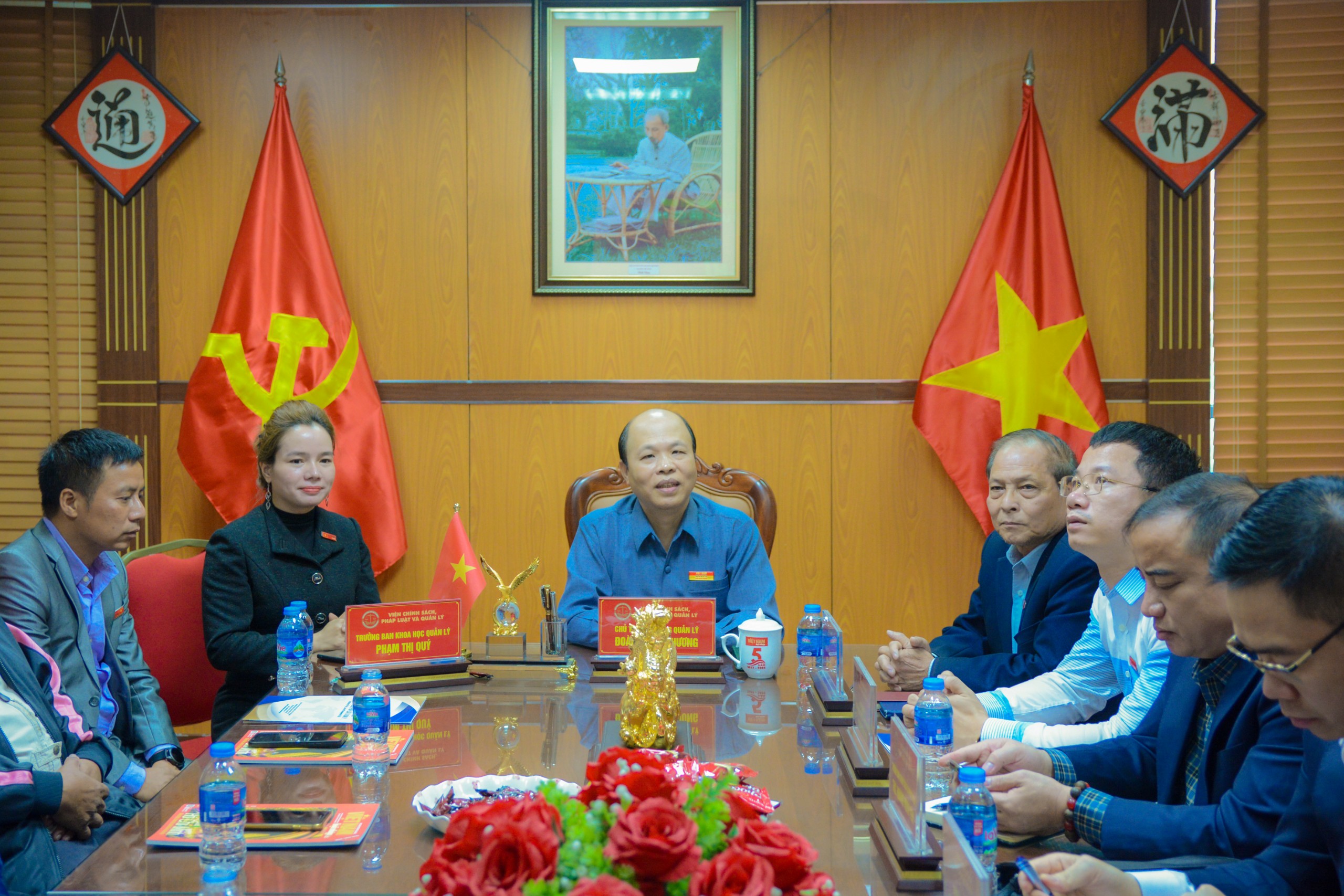 Bà Phạm Thị Quý - Chủ tịch Học viện Tâm Trí nhận Quyết định bổ nhiệm Trưởng Ban Khoa học Quản lý thuộc Viện Chính sách, Pháp luật và Quản lý